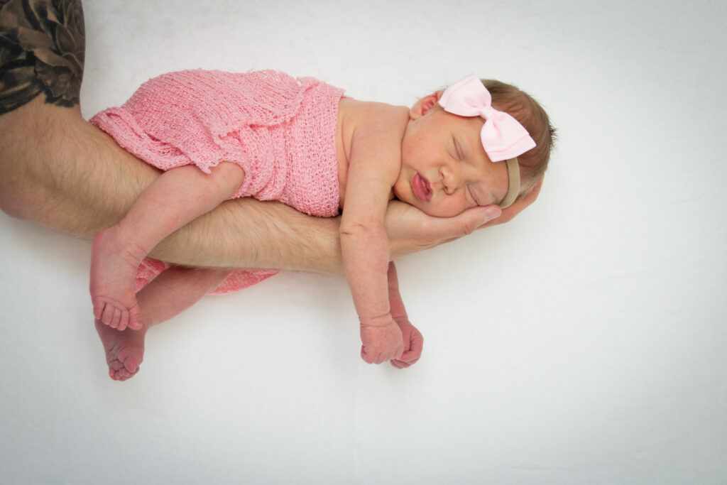 Baby Newborn Fliegergriff Vater schläft Arm