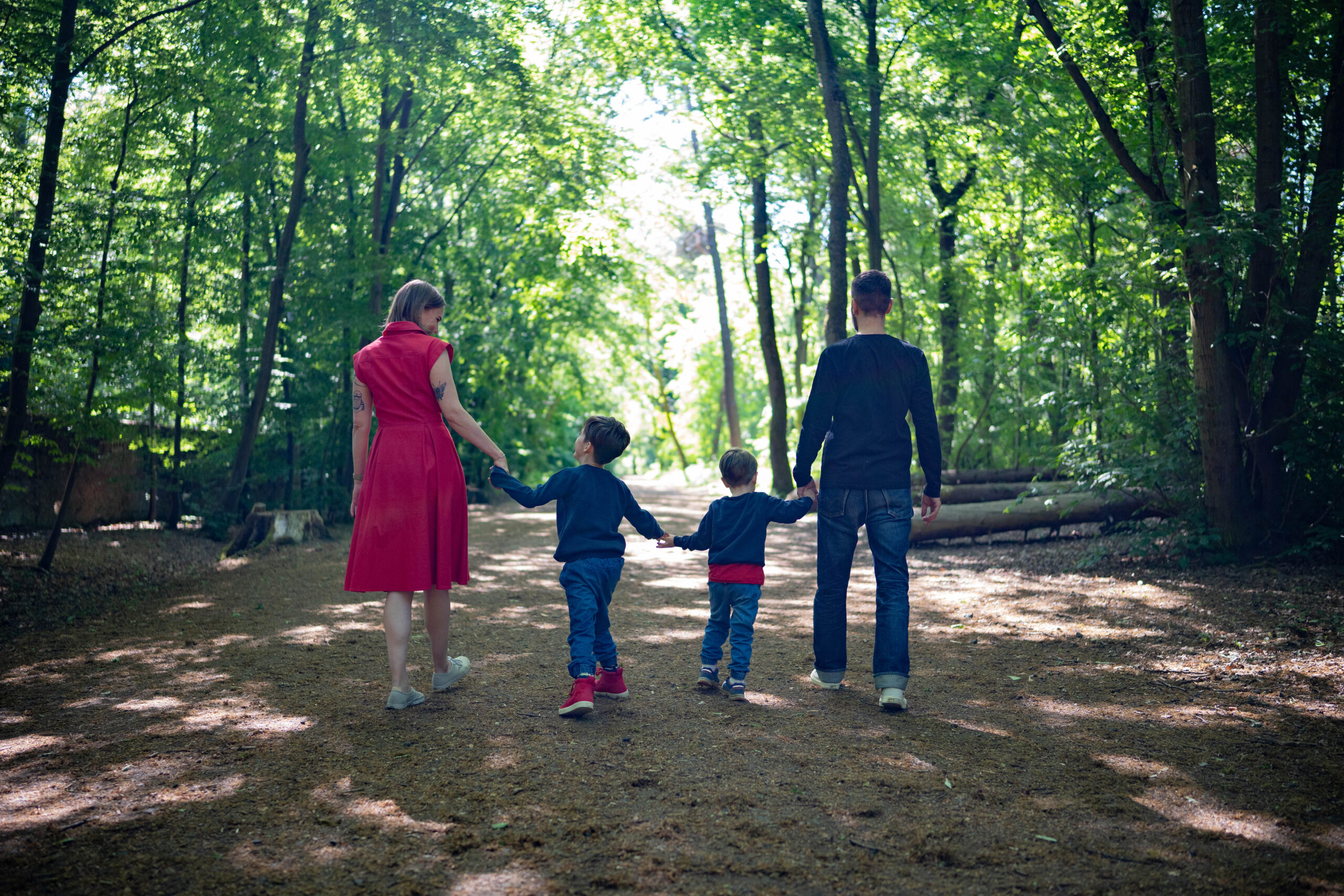 Familie spazieren Wald Eltern Kinder
