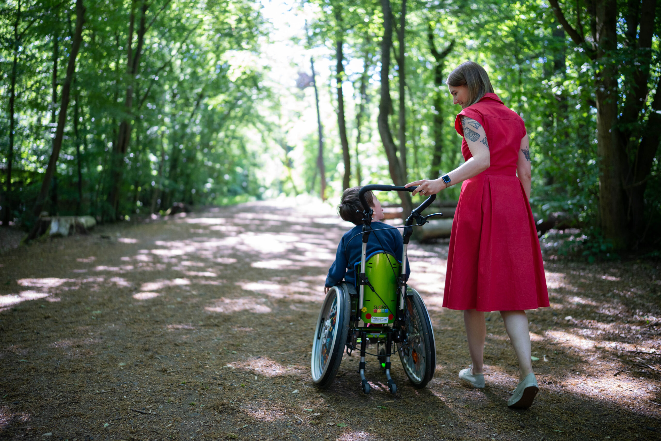 Rollstuhl Kind Mama spazieren