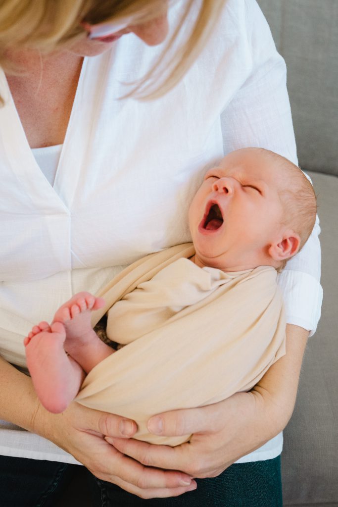 Baby ist müde und gähnt