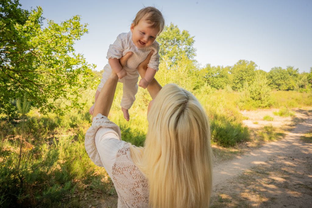 Mutter Baby Wald Lachen