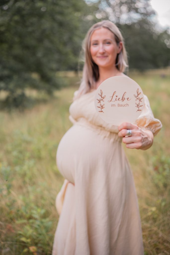 Babybauch schwanger Schild Liebe im Bauch