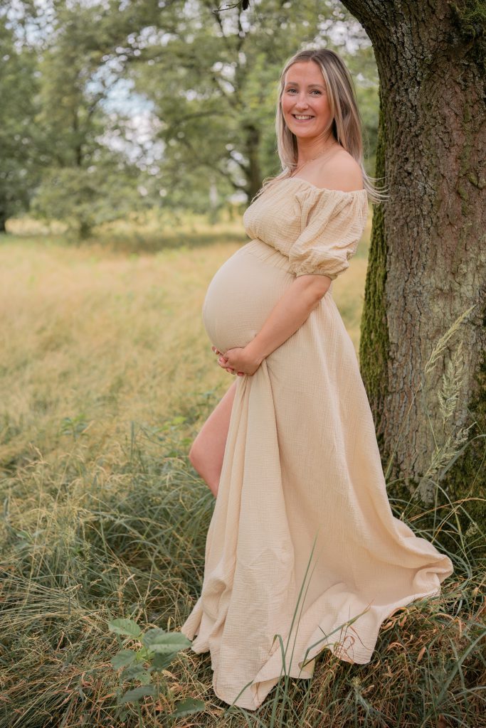 Babybauch schwanger Kleid Baum Heide