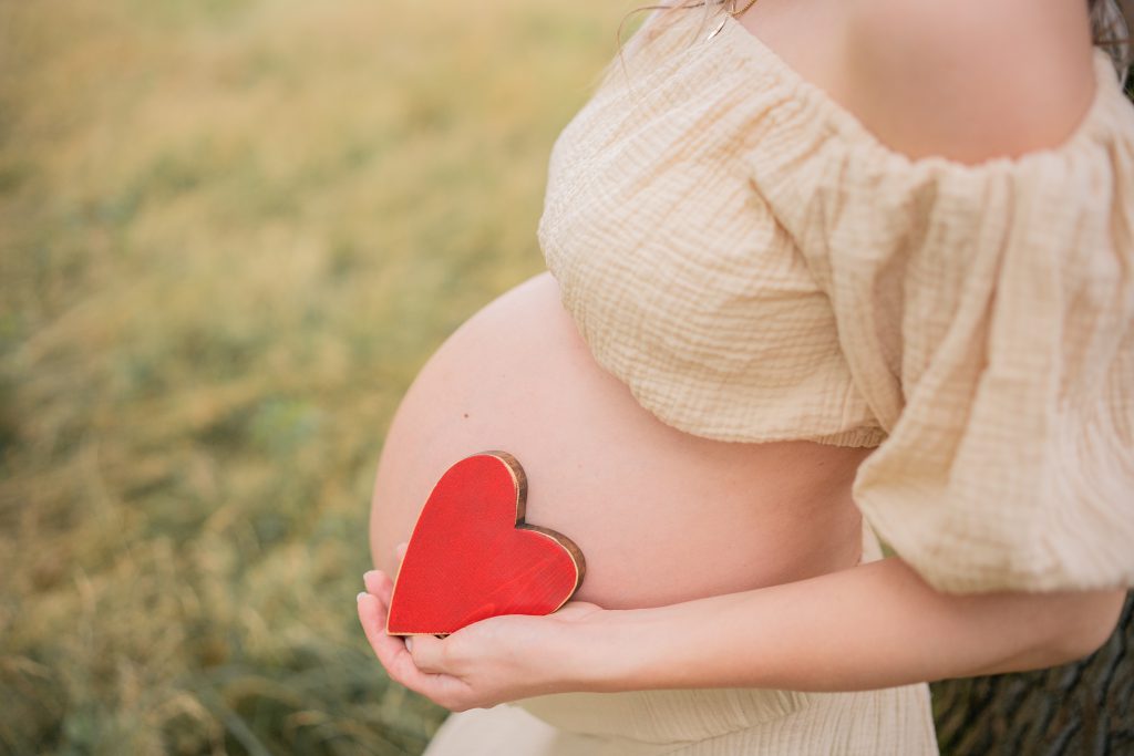 Babybauch schwanger Herz rot