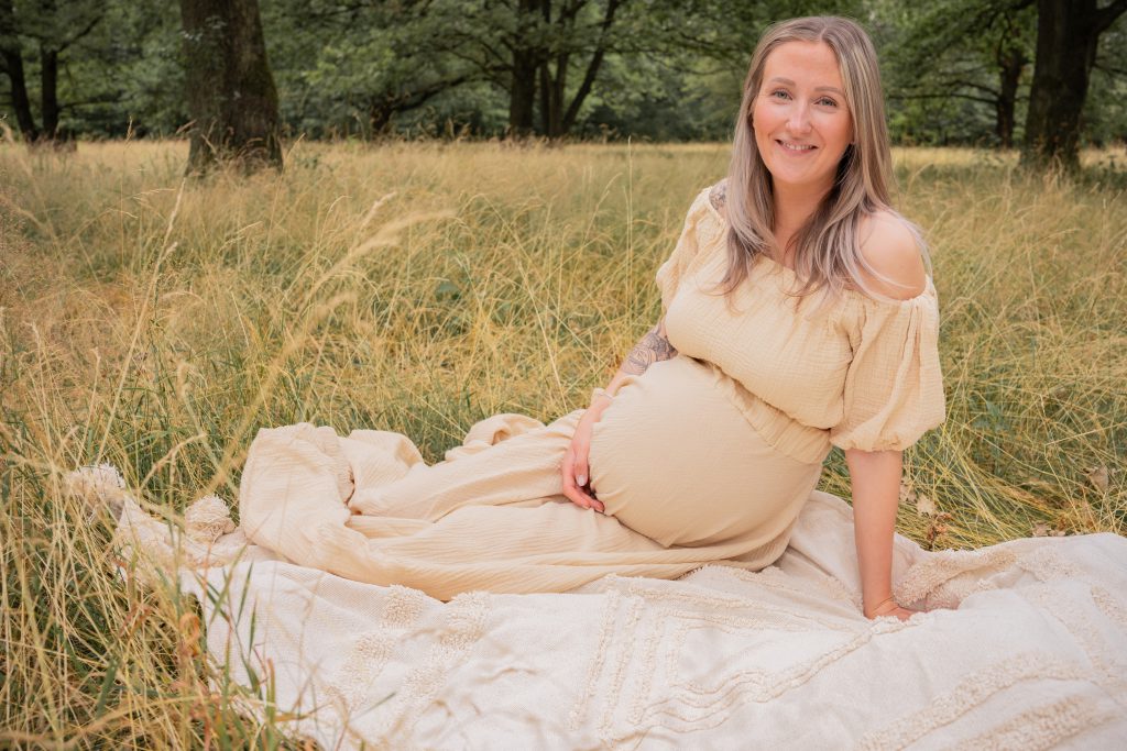 Babybauch schwanger sitzen Decke