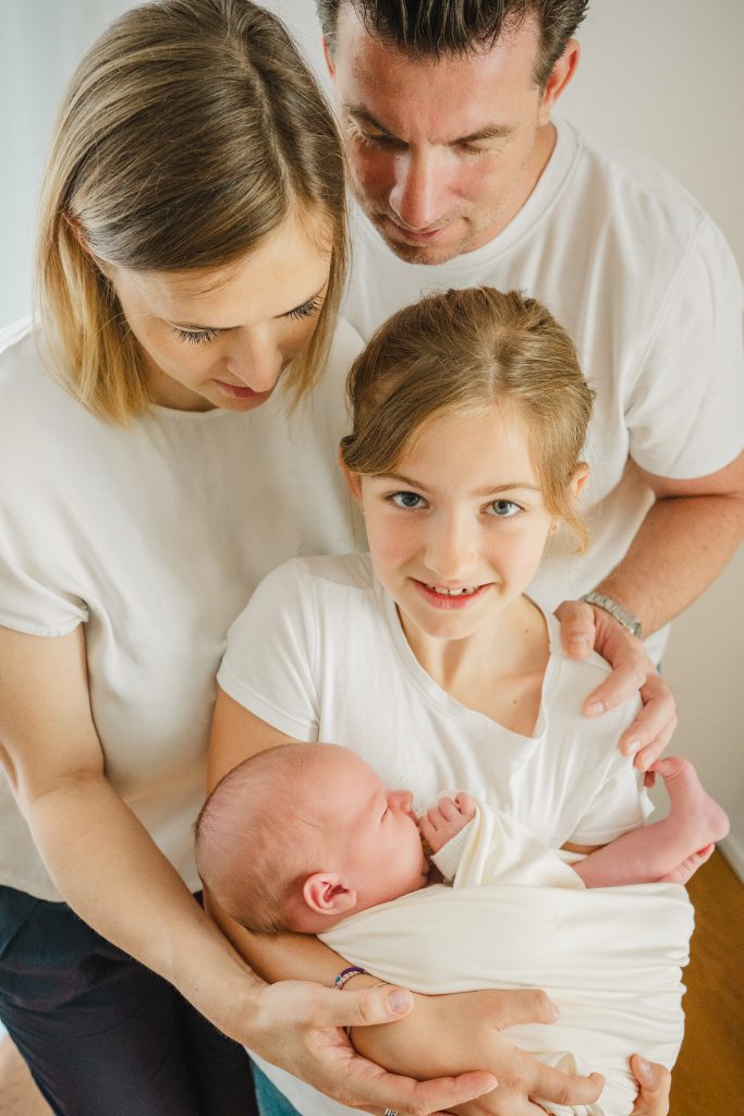 Familie große Schwester Baby im Arm